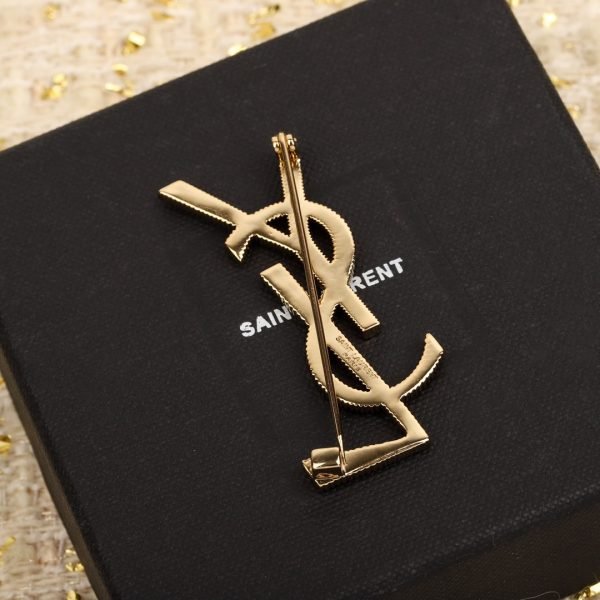 YSL letter brooch, made of the same brass as in boutiques